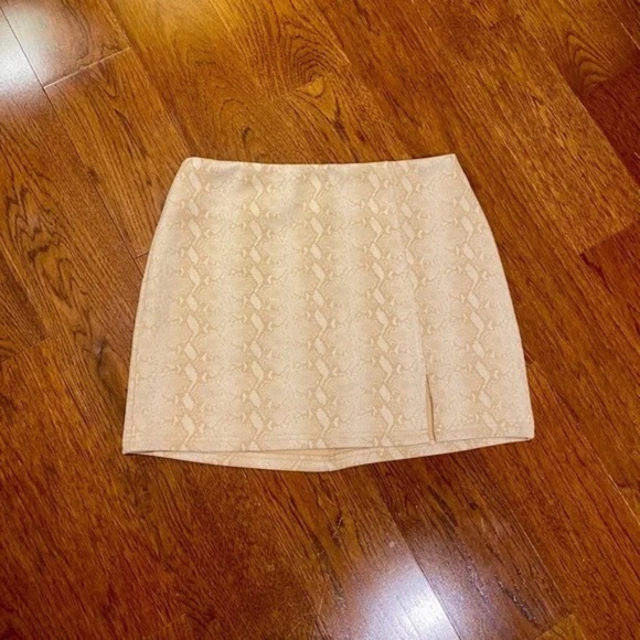 HONEY BELLE Women's Snakeskin Mini Skirt in Nude/Cream│Size Medium - Picture 6 of 16